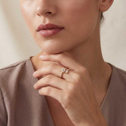 Golden Adjustable Daisy Bloom Ring design detail