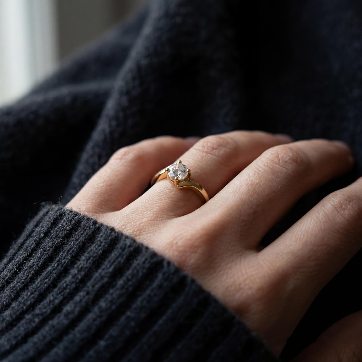 Golden Eterna Solitaire Ring design detail