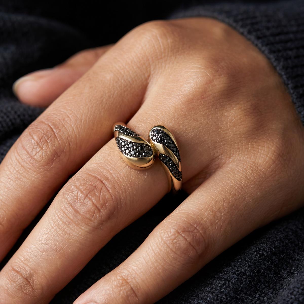 Golden Adjustable Noir Wave Ring design detail