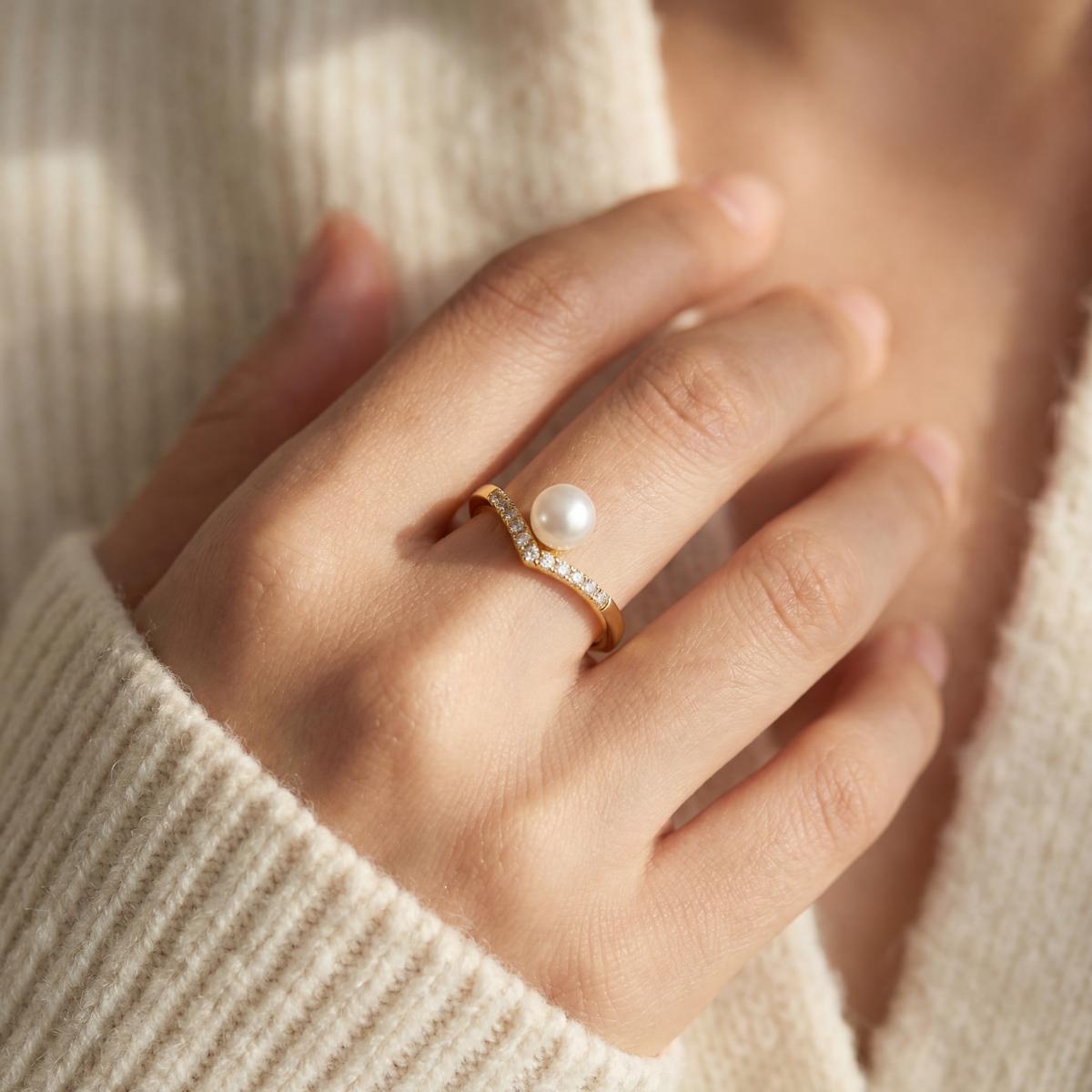 Golden Adjustable Pearl Line Ring design detail