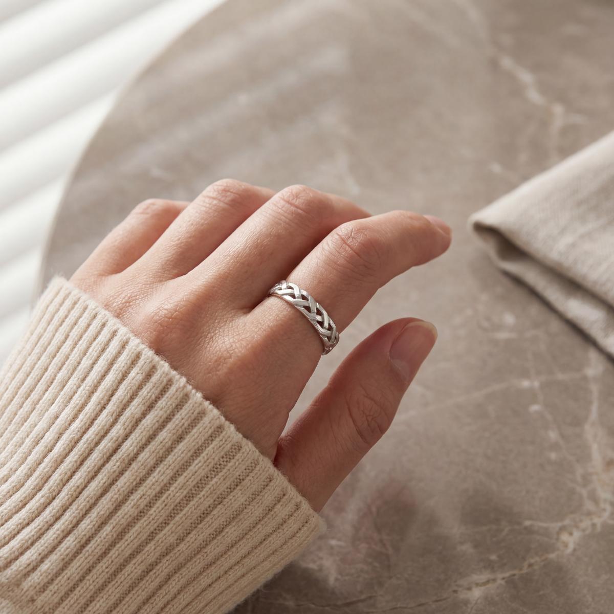 Silver Interlock Ring design detail