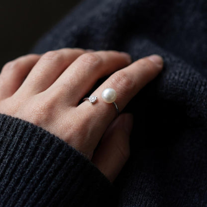Silver Adjustable Pearl Duo Ring design detail